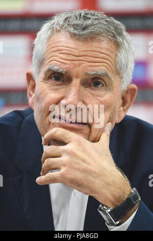 Stuttgart, Allemagne. 05 Sep, 2018. 05.09.2018, Bade-Wurtemberg, Stuttgart : Wolfgang Dietrich (l), Président de VfB Stuttgart, et Thomas Hitzlsperger (r), membre du Comité exécutif le VfB, assister à une conférence de presse. Crédit : Sébastien Gollnow/DPA - AVIS IMPORTANT : DFL règlement interdit toute utilisation des photographies comme des séquences d'images et/ou quasi-vidéo./dpa/Alamy Live News Banque D'Images