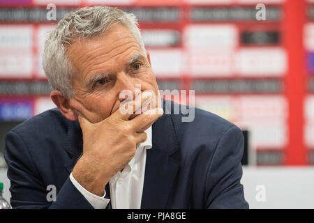 Stuttgart, Allemagne. 05 Sep, 2018. 05.09.2018, Bade-Wurtemberg, Stuttgart : Wolfgang Dietrich (l), Président de VfB Stuttgart, et Thomas Hitzlsperger (r), membre du Comité exécutif le VfB, assister à une conférence de presse. Crédit : Sébastien Gollnow/DPA - AVIS IMPORTANT : DFL règlement interdit toute utilisation des photographies comme des séquences d'images et/ou quasi-vidéo./dpa/Alamy Live News Banque D'Images