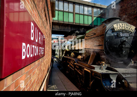 Bury, UK. 5 septembre 2018. L'emblématique Flying Scotsman machine à vapeur revient à l'East Lancashire Railway, Bury, Greater Manchester, pour une série d'essais cette semaine. Le moteur a été rétablie dans la ville et a tenu sa première passe après la restauration. Les passagers à Bolton Street Station comme le train arrive pour sa prochaine destination. Photo par Paul Heyes, mercredi 05 septembre, 2018. Crédit : Paul Heyes/Alamy Live News Banque D'Images