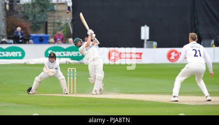 Hove UK 5 Septembre 2018 - Julien de Parkinson Leicestershire trous à Jofra Archer off le bowling de Danny Briggs du Sussex pour la finale en tant que guichet bol Sussex à Leicestershire pour 133 fonctionne sur le deuxième jour de la Division du Championnat du comté de Specsavers Deux match de cricket du comté Central le 1er terrain à Hove Crédit : Simon Dack/Alamy Live News Banque D'Images