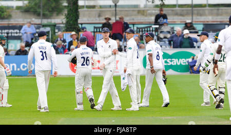 Hove UK 5 Septembre 2018 - Sussex bowler Ollie Robinson prend les acclamations après avoir pris cinq guichets contre Leicestershire le deuxième jour de la Division du Championnat du comté de Specsavers Deux match de cricket du comté Central le 1er terrain à Hove Crédit : Simon Dack/Alamy Live News Banque D'Images