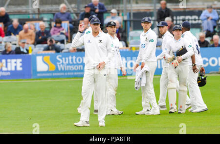Hove UK 5 Septembre 2018 - Sussex bowler Ollie Robinson prend les acclamations après avoir pris cinq guichets contre Leicestershire le deuxième jour de la Division du Championnat du comté de Specsavers Deux match de cricket du comté Central le 1er terrain à Hove Crédit : Simon Dack/Alamy Live News Banque D'Images