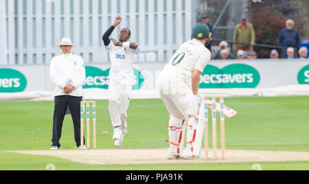 Hove UK 5 Septembre 2018 - Jofra Archer bowling pour Sussex contre Leicestershire le deuxième jour de la Division du Championnat du comté de Specsavers Deux match de cricket du comté Central le 1er terrain à Hove Crédit : Simon Dack/Alamy Live News Banque D'Images