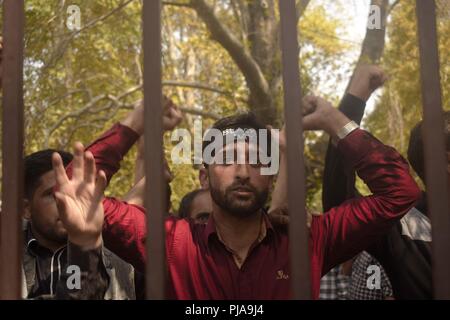 Srinadar, au Cachemire, en Inde. 12Th Mar, 2018. Gouvernement du Cachemire enseignants protester contre la mise en œuvre de 7e Commission et payer les salaires en attente de libération de l'enseignant sur la journée dans la région de Srinagar Lal Chowk, Indian-Administered-Cachemire le mercredi 5 septembre 2018. La Police indienne mauve utilisé des canons à eau et teint frais de canne pour disperser les manifestants et de les placer en détention. (Crédit Image : © MattooZUMA Irshad Sanna Wire) Banque D'Images