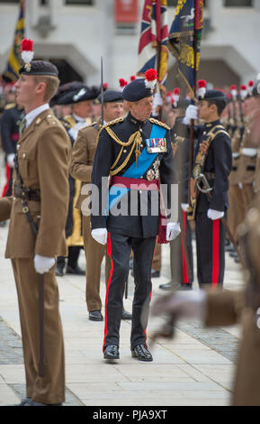 Ville de London, UK. 5 Septembre, 2018. Le Régiment royal de fusiliers, exercer leur droit de marcher à travers le Square Mile comme l'un de la ville de London régiments privilégié pour célébrer leur 50e anniversaire. Ces privilèges permettent au régiment pour exercer son droit de marcher à travers la ville avec tambours battants, drapeaux et baïonnettes aux canons dans un défilé de la Tour de Londres à la Guildhall. Colonel en Chef de Son Altesse Royale le duc de Kent inspecte le régiment à Guildhall Yard dans la ville de Londres. Credit : Malcolm Park/Alamy Live News. Banque D'Images