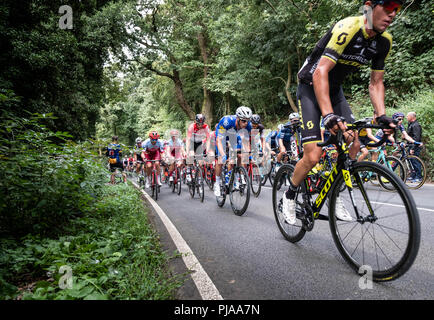 Edge Hill, au Royaume-Uni. 5 septembre 2018. Le peloton à la tête de la montée raide de Edge Hill lors de l'étape 4 de l'OVO Energy men's Cycling Tour of Britain Crédit : lovethephoto/Alamy Live News Banque D'Images