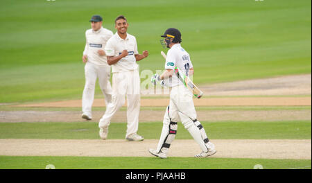 Hove UK 5 Septembre 2018 - Luke Wright de Sussex est rejeté par Ben Mike de Leicestershire le deuxième jour de la Division du Championnat du comté de Specsavers Deux match de cricket du comté Central le 1er terrain à Hove Crédit : Simon Dack/Alamy Live News Banque D'Images