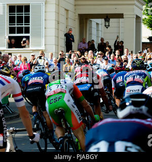 5 septembre 2018. Leamington Spa, Warwickshire, Angleterre, Royaume-Uni. On acclame comme approche cavaliers à l'arrivée de l'étape 4 de l'OVO Energy Tour of Britain course à vélo dans la région de Leamington Spa. Banque D'Images