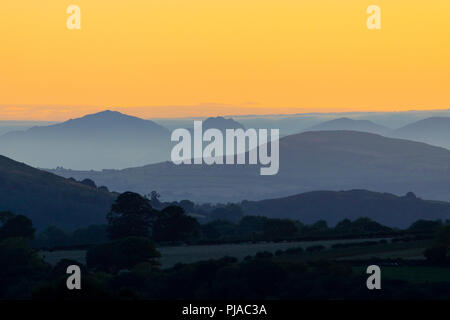 Flintshire, au nord du Pays de Galles, septembre 2018. Météo France : Après une chaude journée ensoleillée dans le Nord du Pays de Galles la journée se termine avec un ciel clair et un magnifique coucher de soleil sur les terres agricoles en milieu rural Flintshire près du village de Lixwm et au-delà pour les montagnes de Snowdonia National Park et Mountain Tryfan Banque D'Images