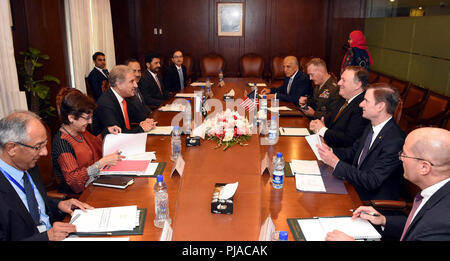 (180905) -- ISLAMABAD, le 5 septembre 2018 (Xinhua) -- Photo libérée par le service d'information de presse (PID) du Pakistan sur le 5 septembre 2018 montre Ministre pakistanais des affaires étrangères Shah Mahmood Qureshi (3L, à l'avant) pour assister à une réunion avec la secrétaire d'État des États-Unis, Mike Pompeo (3R, à l'avant) à Islamabad, capitale du Pakistan. La secrétaire d'État des États-Unis, Mike Pompeo et Ministre pakistanais des affaires étrangères Shah Mahmood Qureshi le mercredi a appelé à la solution politique de la question afghane et les deux parties ont convenu que "la situation actuelle en Afghanistan étaient propices à l'intensification des efforts en vue d'un règlement politique", un Banque D'Images