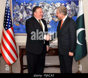 (180905) -- ISLAMABAD, le 5 septembre 2018 (Xinhua) -- Photo libérée par le service d'information de presse (PID) du Pakistan sur le 5 septembre 2018 montre Ministre pakistanais des affaires étrangères Shah Mahmood Qureshi (R) se serrer la main avec la secrétaire d'État des États-Unis, Mike Pompeo à Islamabad, capitale du Pakistan. La secrétaire d'État des États-Unis, Mike Pompeo et Ministre pakistanais des affaires étrangères Shah Mahmood Qureshi le mercredi a appelé à la solution politique de la question afghane et les deux parties ont convenu que "la situation actuelle en Afghanistan étaient propices à l'intensification des efforts en vue d'un règlement politique", selon une déclaration de la Banque D'Images