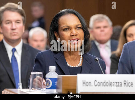 Washington, États-Unis d'Amérique. 08Th Nov, 2018. Ancien secrétaire d'État Condoleezza Rice Juge Brett Kavanaugh introduit devant le Comité judiciaire du Sénat sur sa nomination au poste de juge de la Cour suprême des États-Unis pour remplacer l'ancien juge Anthony Kennedy sur la colline du Capitole à Washington, DC le Mardi, Septembre 4, 2018. Credit : Ron Sachs/CNP (restriction : NO New York ou le New Jersey Journaux ou journaux dans un rayon de 75 km de la ville de New York) | Conditions de crédit dans le monde entier : dpa/Alamy Live News Banque D'Images