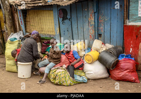 Nairobi, Kenya. 23 juillet, 2018. Une famille vu coincé avec tous ses effets personnels au cours de la démolition.démolition par le gouvernement pour créer les routes et faciliter la congestion du trafic autour de Nairobi a fait plus de vingt mille familles sans abri dans les bidonvilles de Kibera. La situation a également touché certaines organisations non gouvernementales et les écoles privées autour de la zone. Credit : Donwilson Odhiambo SOPA/Images/ZUMA/Alamy Fil Live News Banque D'Images