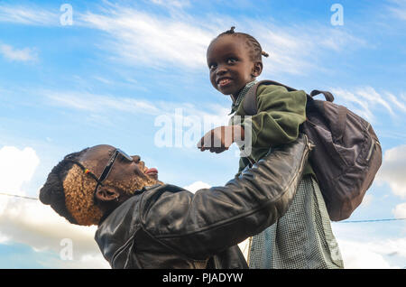 Nairobi, Kenya. Mar 28, 2018. Un motard local Dennis Otieno de Kibera vu jouer avec Rachel après l'école.Kibera est l'un des plus grands bidonvilles de l'Afrique situé en Afrique de l'Est, au Kenya. Credit : Donwilson Odhiambo SOPA/Images/ZUMA/Alamy Fil Live News Banque D'Images