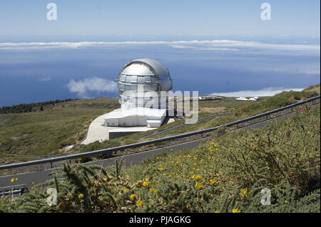 Août 2018, l'Espagne, La Palma : Le Gran Telescopio Canarias (GTC) sur le Roque de los Muchachos. Avec un diamètre de 10,4 mètres, il a été le plus grand télescope infrarouge optique dans le monde depuis 2007. Astro-tourisme est de plus en plus populaire sur l'île des Canaries. Photo : Carola Frentzen/dpa Banque D'Images