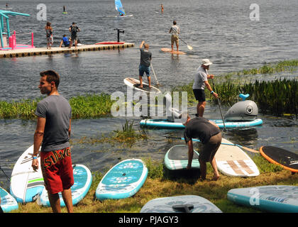 Orlando, Floride, USA. 5 septembre 2018 - Orlando, Floride, États-Unis - Personnes ride paddle boards au Surf Expo le 5 septembre 2018 à Bill Frederick Park at Turkey Lake à Orlando, Floride. (Paul Hennessy/Alamy) Crédit : Paul Hennessy/Alamy Live News Banque D'Images