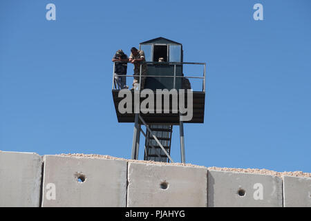 Rosh Hanikra, ISRAËL. 5th septembre 2018. Les membres des forces armées libanaises se tiennent devant une tour de guet en descendant du côté libanais de la frontière le long d'un mur de sécurité de sept mètres de haut construit par Israël sur la frontière israélo-libanaise près du passage de Rosh HaNikra, également connu sous le nom de passage de Ras Al Naqoura. Le mur en béton s'étend de la mer Méditerranée à l'ouest jusqu'à la zone autour du Mont Hermon à l'est. Banque D'Images