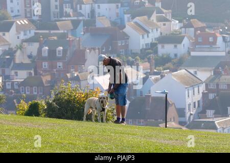 Hastings, East Sussex, UK. Sep 6, 2018. Météo France : un matin ensoleillé et lumineux sur le dessus de la colline de l'Ouest dans la région de Hastings, East Sussex. Un petit nombre de personnes sur l'exercice de leurs chiens en profitant de la météo d'automne chaud. Vue sur la vieille ville de Hastings ci-dessous. © Paul Lawrenson, 2018 Crédit photo : Paul Lawrenson / Alamy Live News Banque D'Images