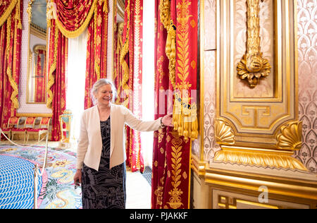 Brighton UK 6 Septembre 2018 - Annabel Westman un consultant dans le textile historique récemment restauré Brighton Royal Pavilion Saloon qui est ré-ouverture après d'importants travaux de restauration qui a commencé en 2014. Le prix que le roi George IV a commandé à l'origine Robert Jones à la conception a été restauré à sa gloire en 1823 une équipe de conservateurs, restaurateurs et artisans . Après un photocall aujourd'hui pour les membres de la presse le Salon sera ouvert au public à partir de samedi prochain Crédit : Simon Dack/Alamy Live News Banque D'Images