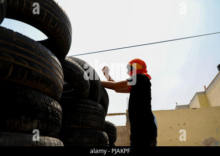 31 août 2018 - Les enfants palestiniens et les adolescents en conflit avec les forces de sécurité israéliennes au cours d'une manifestation hebdomadaire dans la ville cisjordanienne de Kafr Qaddum contre la confiscation de terres et la fermeture de la route principale. La question d'Israël cesse de s'emparer de terres pour construire ou étendre les colonies de peuplement israéliennes en Cisjordanie est un obstacle majeur à la réalisation d'un accord de paix entre Palestiniens et Israéliens. Les habitants de Kafr Qaddum ont été manifestation hebdomadaire depuis 2011 pour protester contre l'extension de la colonie israélienne de Kadumin, t Banque D'Images