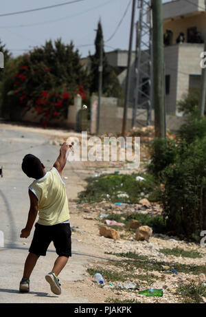 31 août 2018 - Les enfants palestiniens et les adolescents en conflit avec les forces de sécurité israéliennes au cours d'une manifestation hebdomadaire dans la ville cisjordanienne de Kafr Qaddum contre la confiscation de terres et la fermeture de la route principale. La question d'Israël cesse de s'emparer de terres pour construire ou étendre les colonies de peuplement israéliennes en Cisjordanie est un obstacle majeur à la réalisation d'un accord de paix entre Palestiniens et Israéliens. Les habitants de Kafr Qaddum ont été manifestation hebdomadaire depuis 2011 pour protester contre l'extension de la colonie israélienne de Kadumin, t Banque D'Images