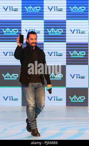 Mumbai, Inde. Sep 6, 2018. L'acteur de Bollywood Aamir Khan fait preuve d'un nouveau cellulaire in vivo au cours d'une cérémonie de lancement à Mumbai, Inde, le 6 septembre 2018. Credit : Stringer/Xinhua/Alamy Live News Banque D'Images