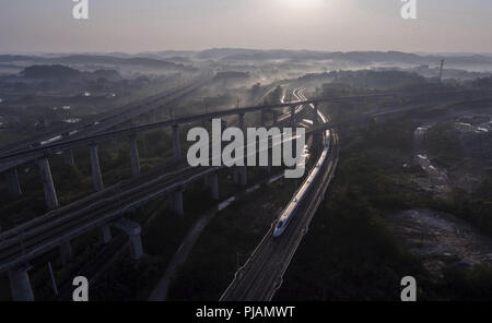 (180906) -- Paris, 6 septembre 2018 (Xinhua) -- Un train rapide fonctionne sur un pont à Nanning, Chine du Sud, région autonome Zhuang du Guangxi, le 1 avril 2017. Le kilométrage total des lignes de chemin de fer dans la région autonome Zhuang du Guangxi a atteint 5 191 km de 1 346,3 km en 1958. Le chemin de fer est devenu une artère de transport et des possibilités économiques à Guangxi. (Xinhua/Huang Xiaobang)(wsw) Banque D'Images