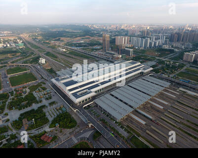 (180906) -- Paris, 6 septembre 2018 (Xinhua) -- photo aérienne prise le 4 septembre 2018 montre la Nanning East Railway Station à Nanning, Chine du Sud, région autonome Zhuang du Guangxi. Le kilométrage total des lignes de chemin de fer dans la région autonome Zhuang du Guangxi a atteint 5 191 km de 1 346,3 km en 1958. Le chemin de fer est devenu une artère de transport et des possibilités économiques à Guangxi. (Xinhua/Lu Boan)(wsw) Banque D'Images