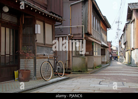 Rue calme dans la vieille ville de Kanazawa, Japon Banque D'Images