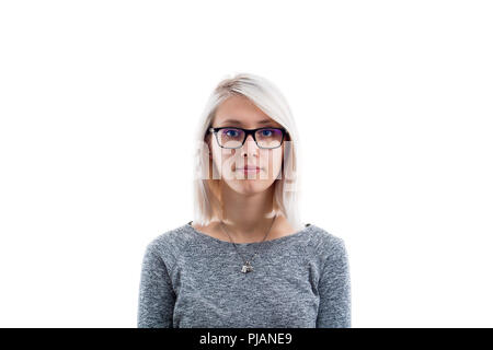 Young caucasian woman with glasses looking away isolé sur fond blanc. Pas d'émotion, neutre poker face Banque D'Images