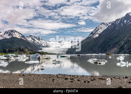 Grewingk Lac avec des icebergs se reflétant dans l'eau. Grewingk Glacier dans l'arrière-plan Banque D'Images