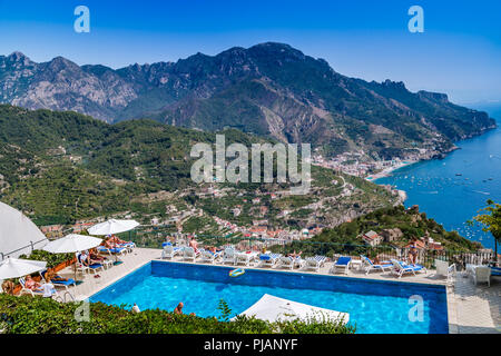 RAVELLO (SA), ITALIE - 29 août 2018 : les touristes sont en train de bronzer sur une piscine avec vue panoramique sur la côte amalfitaine Banque D'Images