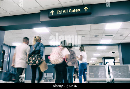 Les gens qui marchent vers les portes de départ à l'aéroport de Leeds Bradford. Angleterre, Royaume-Uni Banque D'Images