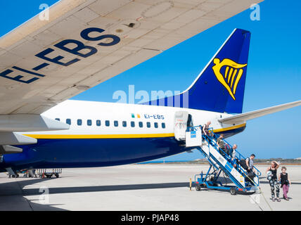 Les vacanciers qui arrivent à Gran Canaria sur vol Ryanair à partir de UK Banque D'Images