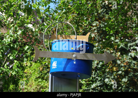 La marque d'une Printemps karstique à Blaubeuren, Allemagne, appelé Blautopf en langue allemande, ce qui signifie pot bleu Banque D'Images