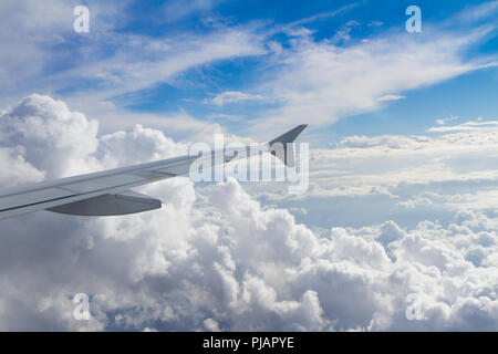 Vue aérienne du corps unique de Cumulus nuages d'orage vu à travers une fenêtre de l'avion Banque D'Images