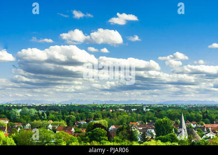 Vue panoramique sur ville de Dachau et Alpes bavaroises à côté de Munich - Allemagne Banque D'Images