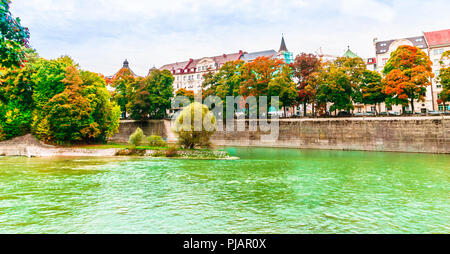 Vue sur paysage coloré d'automne du fleuve Isar à Munich, Bavière - Allemagne Banque D'Images