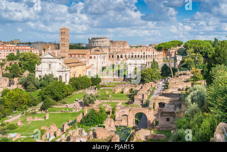 Belle vue sur le Forum Romain, avec la Basilique de Santa Francesca Romana, Colisée et Arc de Titus. Rome, Italie. Banque D'Images