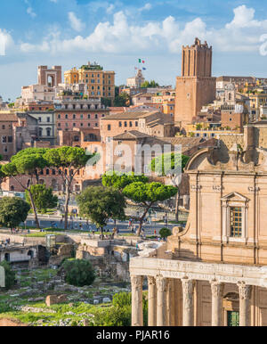 Vue panoramique dans le Forum Romain, avec le Temple d'Antonino et Faustine, la Tour de la milice et les Marchés de Trajan. Rome, Italie. Banque D'Images