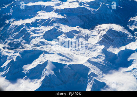 Vue aérienne unique de Cumulus nuages d'orage impressionnant corps recouvert de neige le centre-sud de l'Europe région de montagne vu par un avion wi Banque D'Images