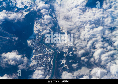 Vue aérienne unique de Cumulus nuages d'orage impressionnant corps recouvert de neige le centre-sud de l'Europe région de montagne vu par un avion wi Banque D'Images
