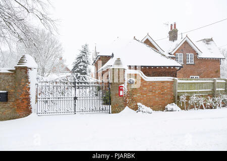 Entrée d'une maison de campagne anglaise à l'extérieur recouvert de neige en hiver Banque D'Images