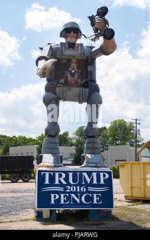 L'homme silencieux Cyborg avec Donald Trump sign in Buena Vista Virginia Banque D'Images