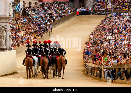 La Section de la montée les Carabinieri italiens (Police) Se préparer à la course autour de la piste avant le début de la Palio di Siena, Sienne, Italie Banque D'Images