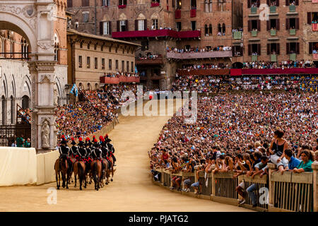 La Section de la montée les Carabinieri italiens (Police) Se préparer à la course autour de la piste avant le début de la Palio di Siena, Sienne, Italie Banque D'Images