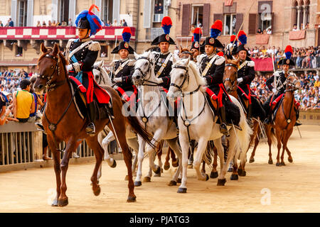 La Section de la montée les Carabinieri italiens (Police) Se préparer à la course autour de la piste avant le début de la Palio di Siena, Sienne, Italie Banque D'Images