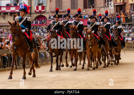 La Section de la montée les Carabinieri italiens (Police) Se préparer à la course autour de la piste avant le début de la Palio di Siena, Sienne, Italie Banque D'Images