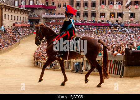 La Section de la montée les Carabinieri italiens (Police) Se préparer à la course autour de la piste avant le début de la Palio di Siena, Sienne, Italie Banque D'Images