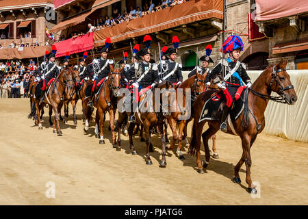 La Section de la montée les Carabinieri italiens (Police) Se préparer à la course autour de la piste avant le début de la Palio di Siena, Sienne, Italie Banque D'Images